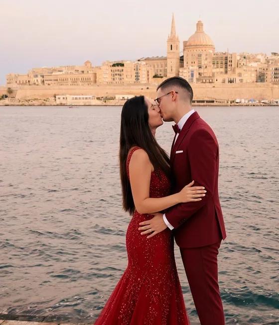 Jen and Axel kissing in front of Valletta